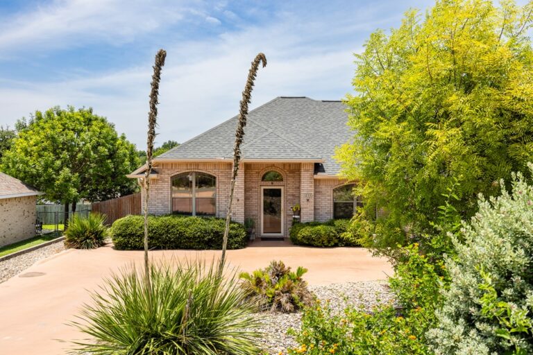 1233 Hilltop Road, Kerrville, TX