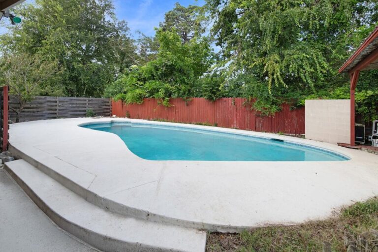 1232 Virginia Drive, Kerrville, TX 78028